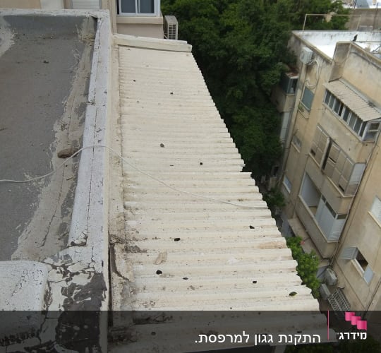 התקנת גגון למרפסת. 
